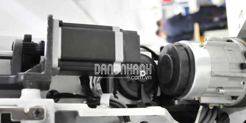 Máy thùa khuy đầu tròn điện tử ZJ5821A