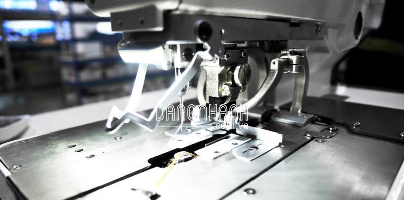 Máy thùa khuy đầu tròn điện tử ZJ5821A