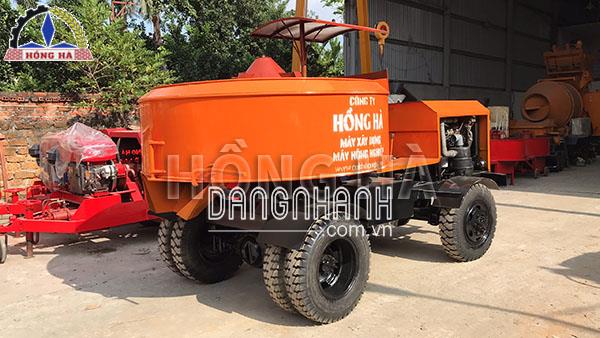 Máy trộn bê tông tự hành Hồng Hà động cơ 4 máy