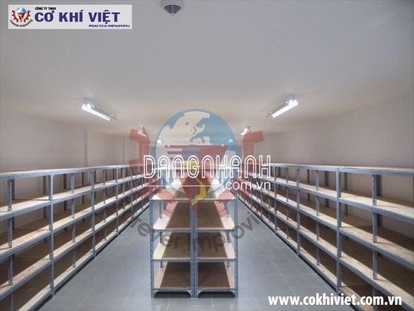 Kệ selective kết hợp pallet xếp chồng trong nhà kho