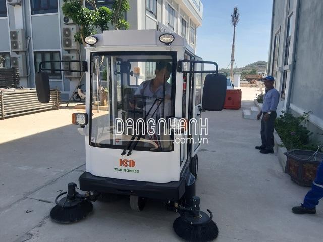 Xe quét hút bụi ngồi lái có cabin MAGNUM E800FB