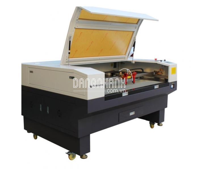 MÁY CẮT LASER ỐNG HÚT CỎ BẰNG MÁY CẮT LASER 1610 -2 ĐẦU