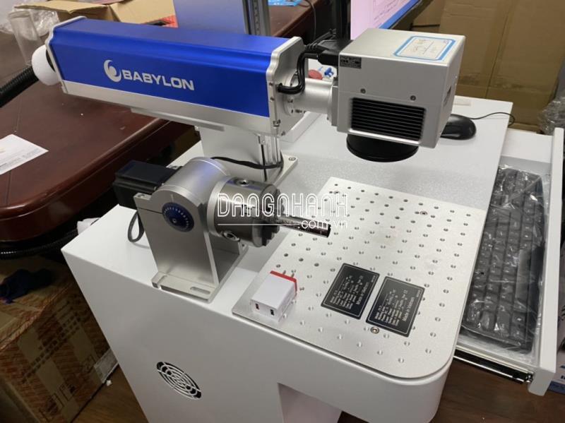 Máy khắc laser Kim loại có băng tải tự động cấp phôi