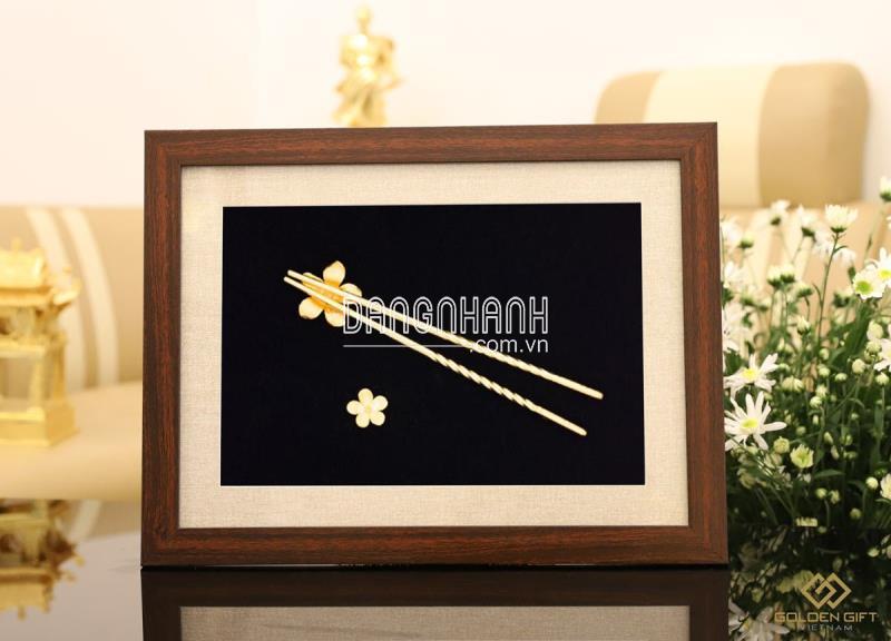 TRANH ĐÔI ĐŨA GẮN HOA MAI MẠ VÀNG