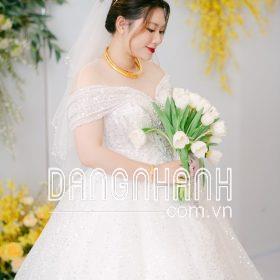 Chiếc váy cưới tôn lên vẻ dịu dàng của nàng dâu