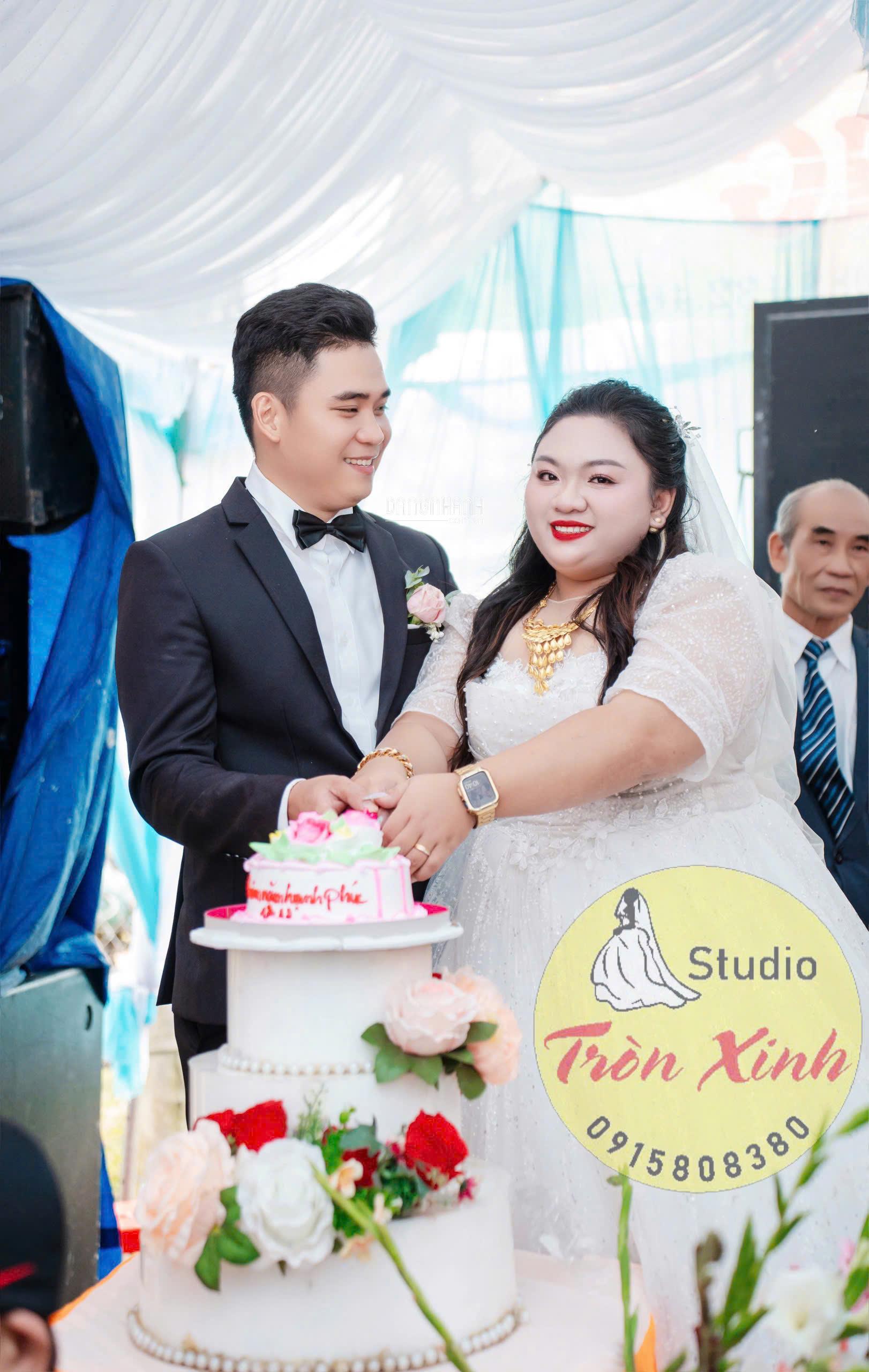 Khám phá bộ vest mới ngay hôm nay tại TR ÒN XINH 