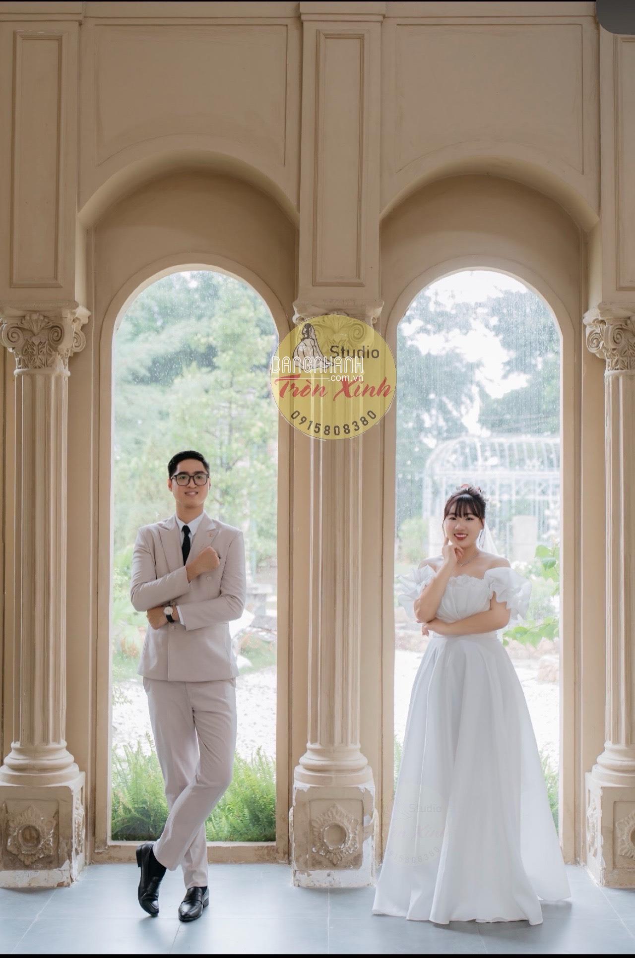 Tròn xinh studio ưu đãi 899k đồng giá váy cưới